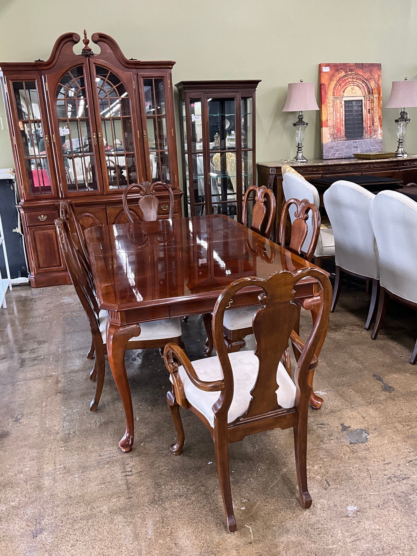 Table w/ 6 Chairs & 2 Leaves
