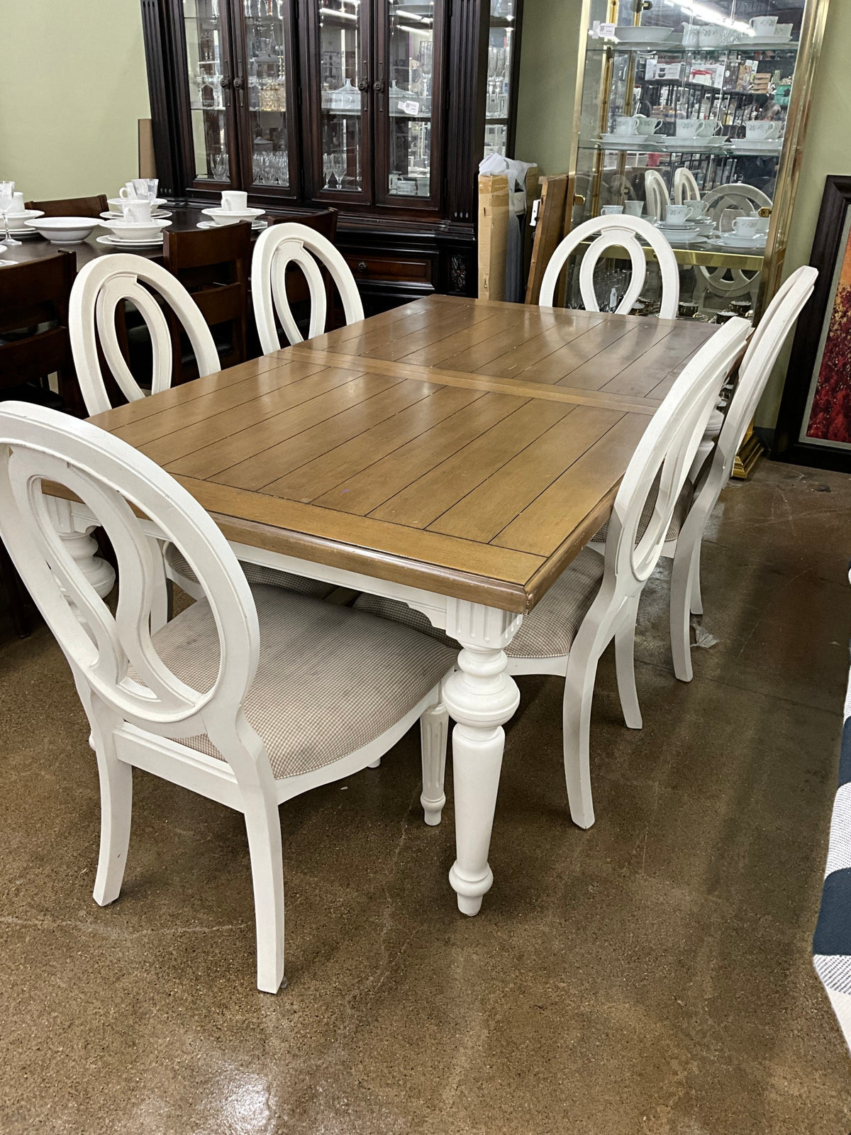 Universal Furniture Table w/ 6 Chairs & 2 Leaves