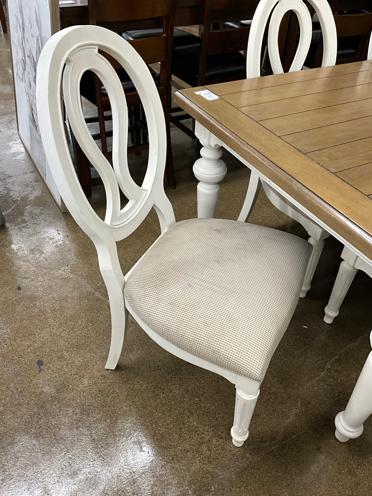 Universal Furniture Table w/ 6 Chairs & 2 Leaves