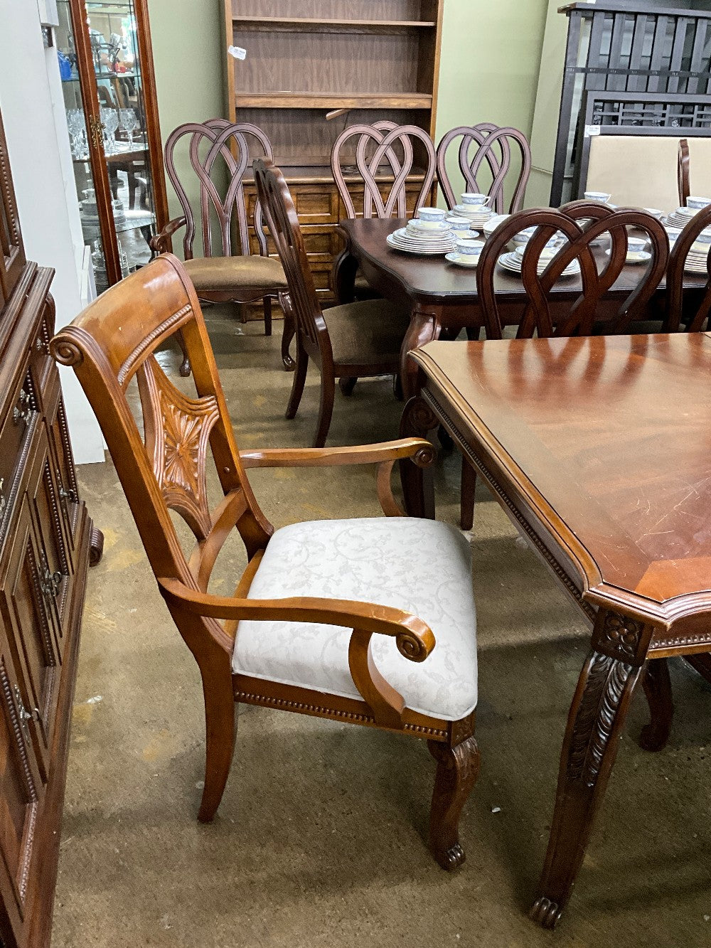 Table w 5 Chairs & Leaf AS IS
