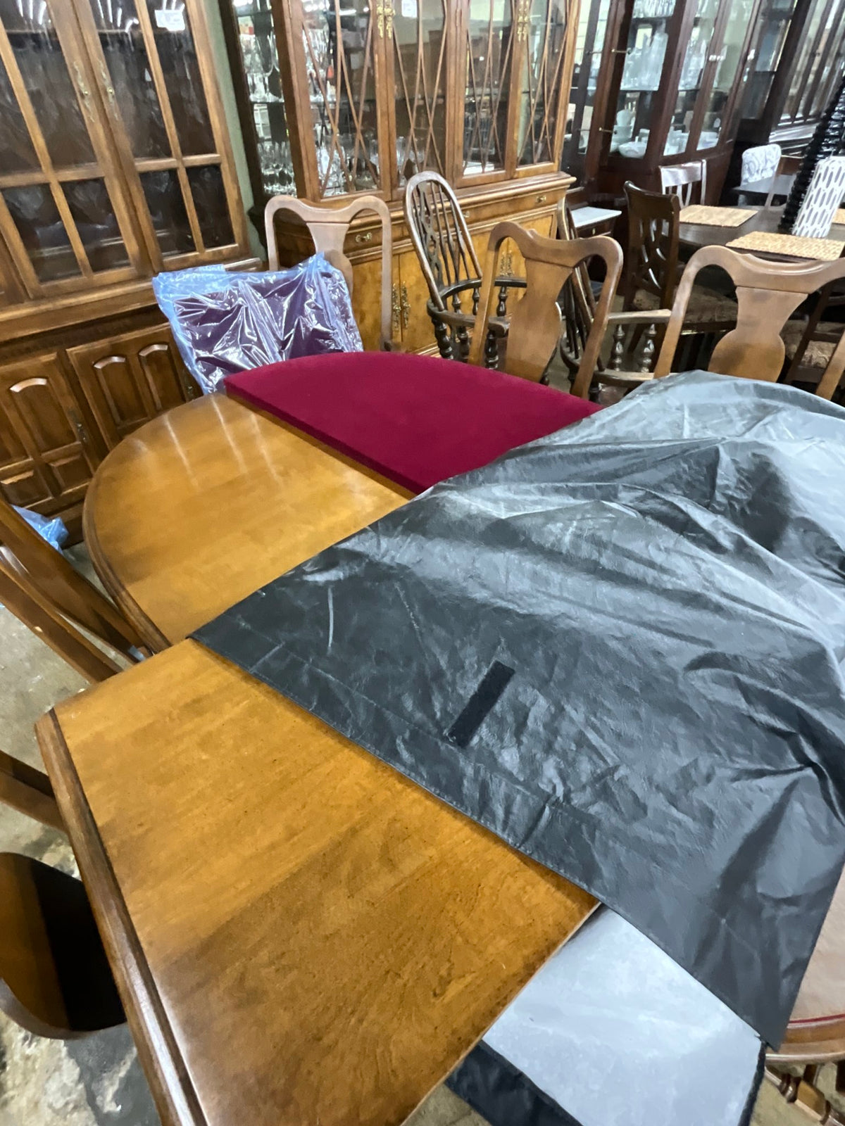 Ethan Allen Table w/ 6 Chairs, 2 Leaves & Pads