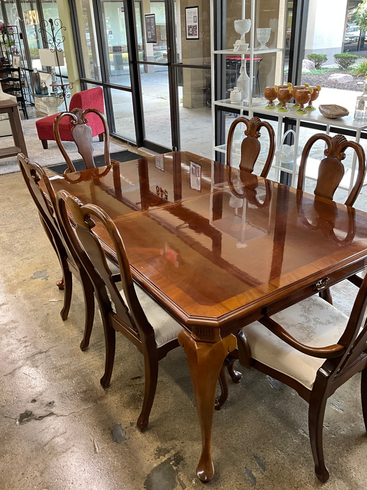 Table w/ 6 Chairs & 2 Leaves