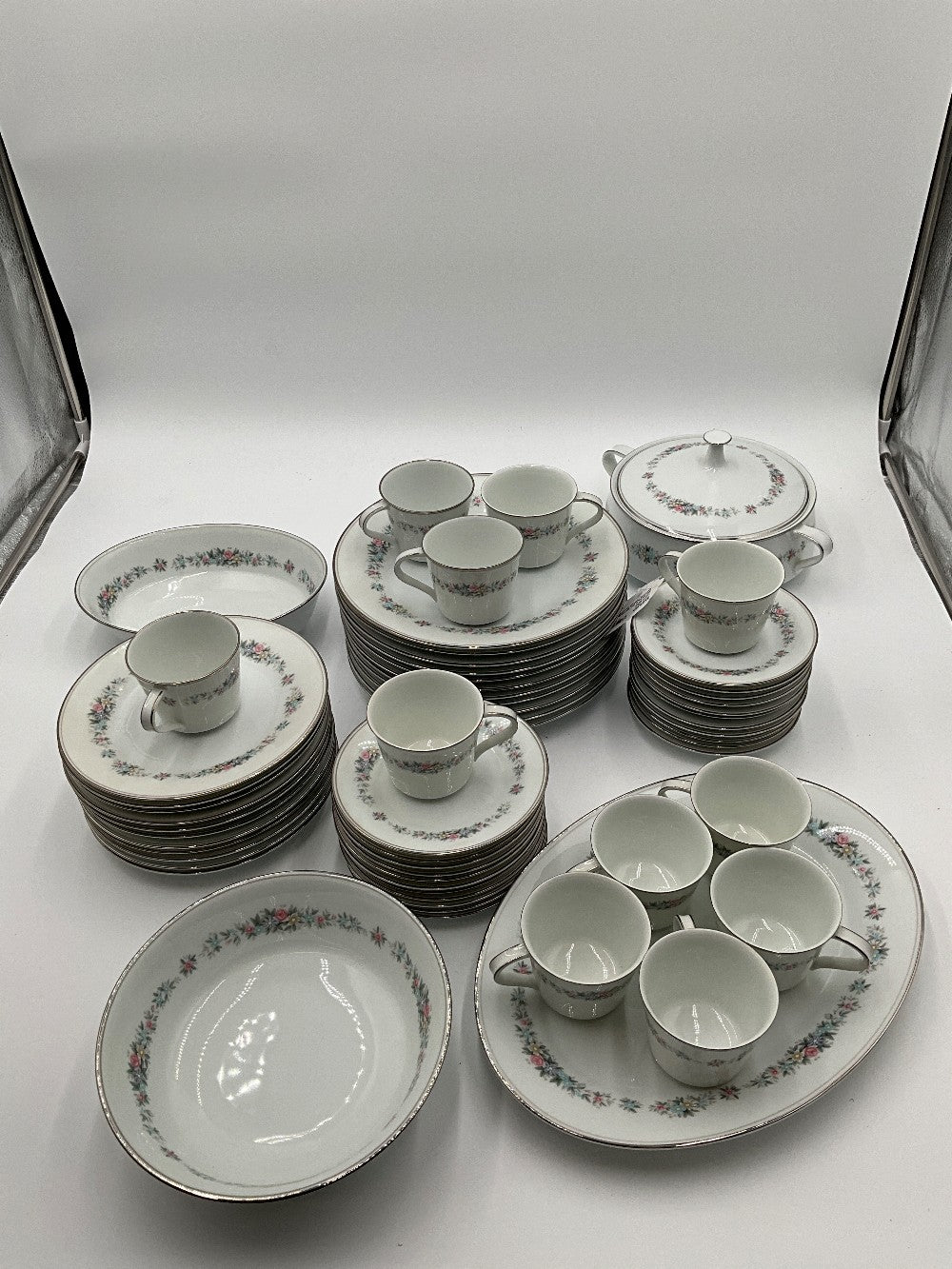 Noritake 11 Pc. Setting W/ 3 Serving Pieces Cynthia Pattern
