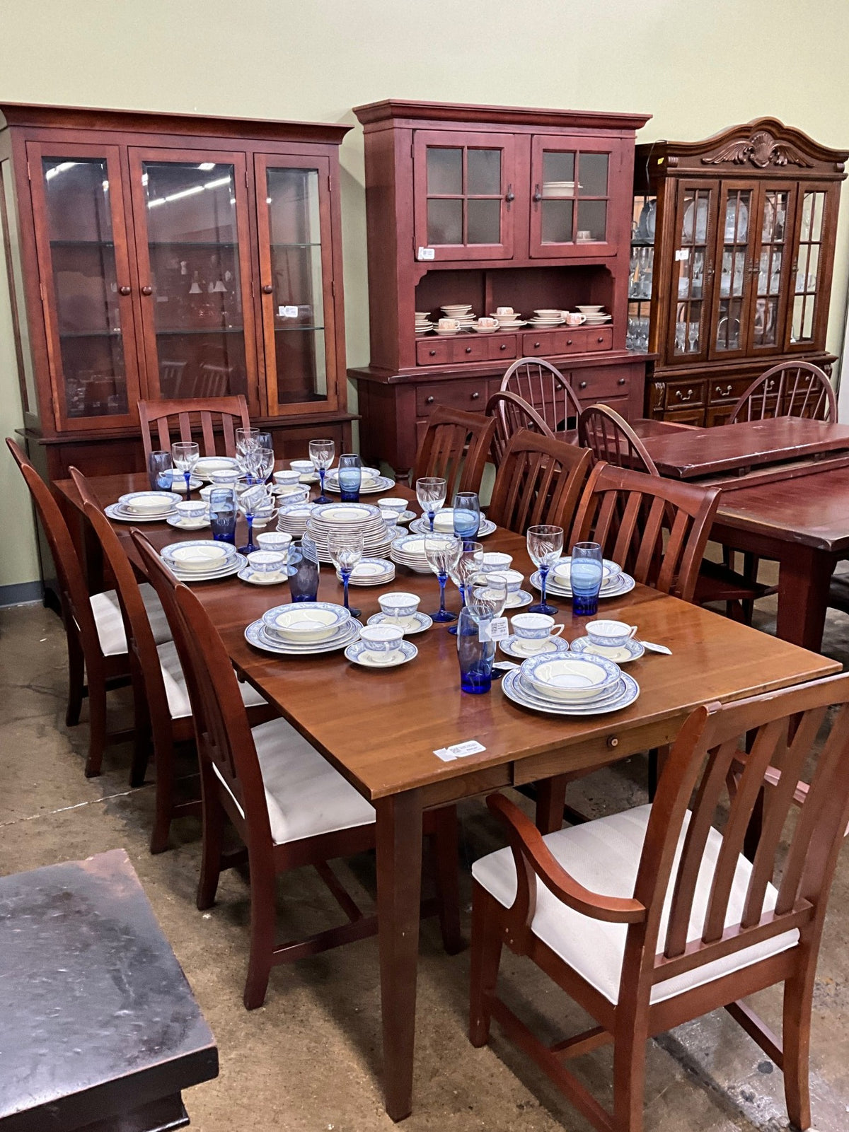 Kincaid Table w/ 2 Leaves & 8 Chairs