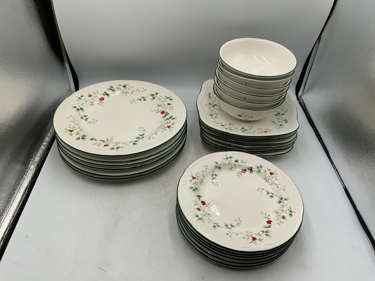 Pflatzgraff Winterberry 24 pc Dish Set