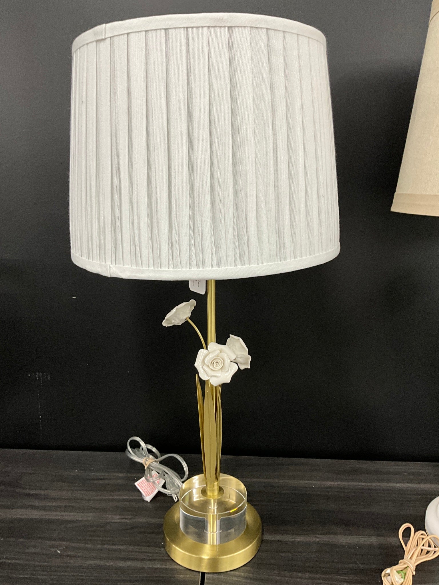 House of HamptonGold Metal Floral Table Lamp