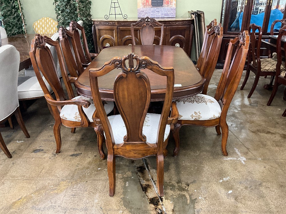 American Drew Table w/ 8 Chairs & 2 Leaves