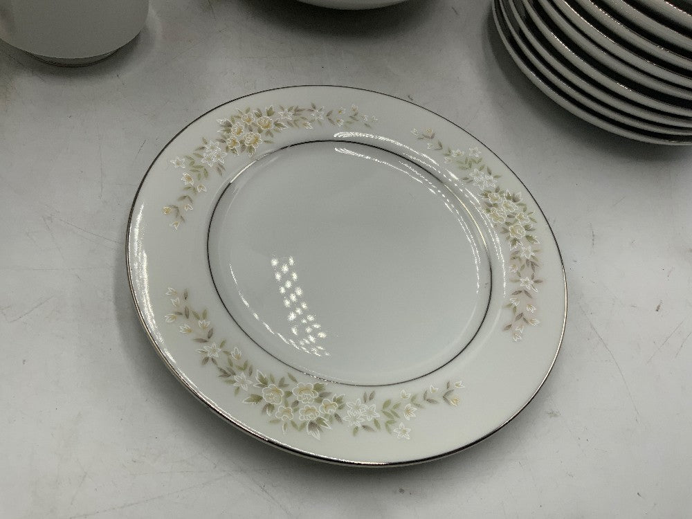 Lady Carolyn China 60 pc Set