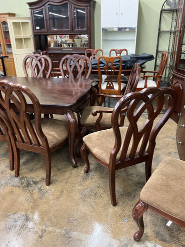 Furniture Fair Table w/ 8 Chairs & 2 Leaves