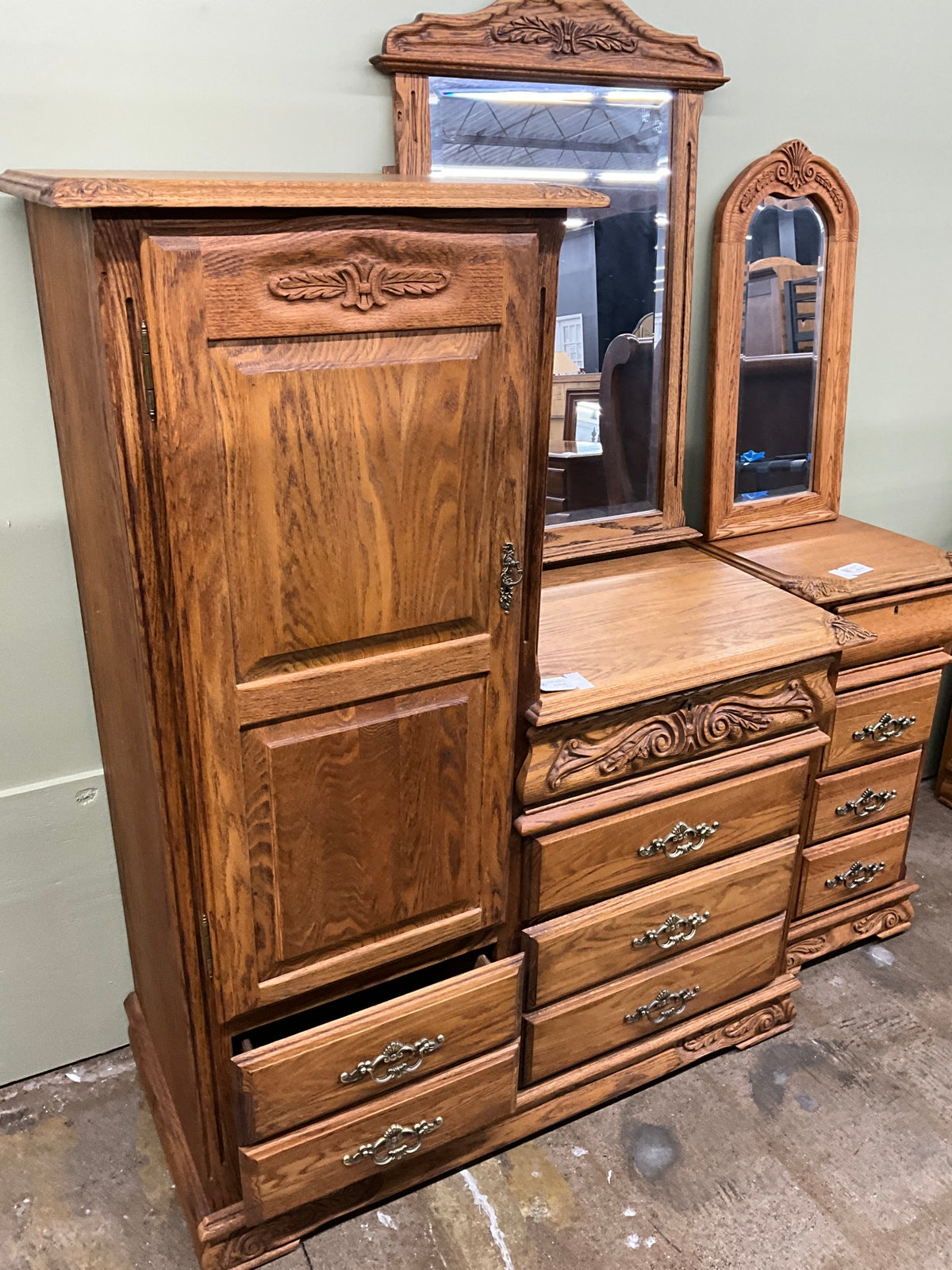 Fine Oak Chest of Drawers w/ Mirror