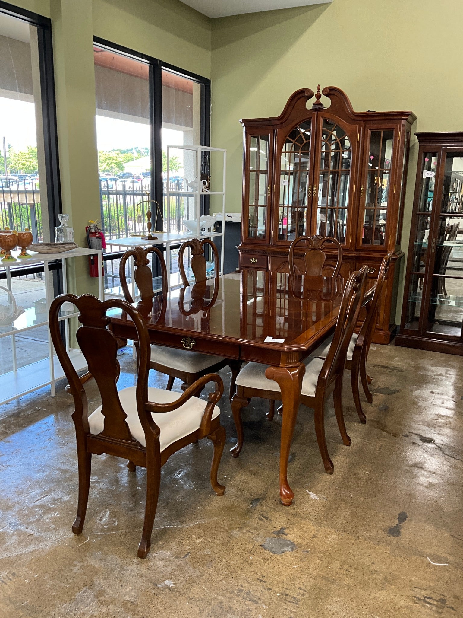 Table w/ 6 Chairs & 2 Leaves