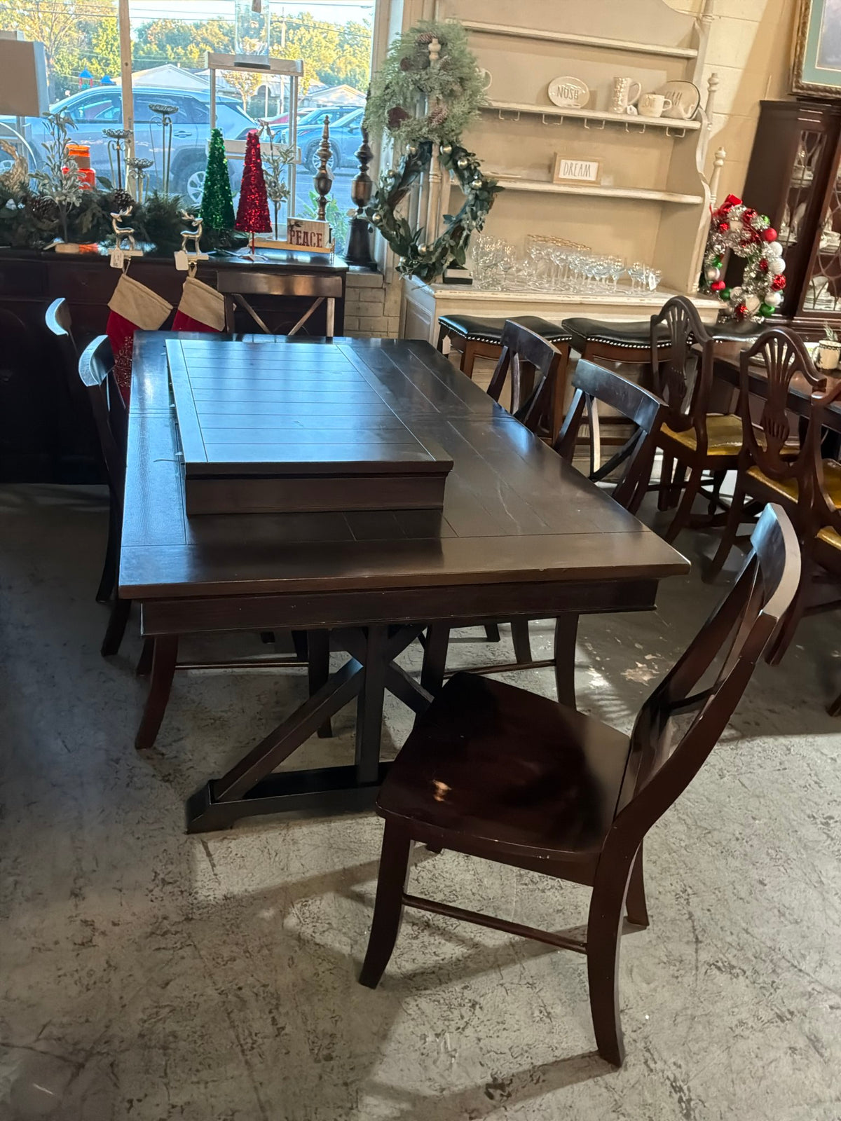 Table W/6 Chairs & Leaf