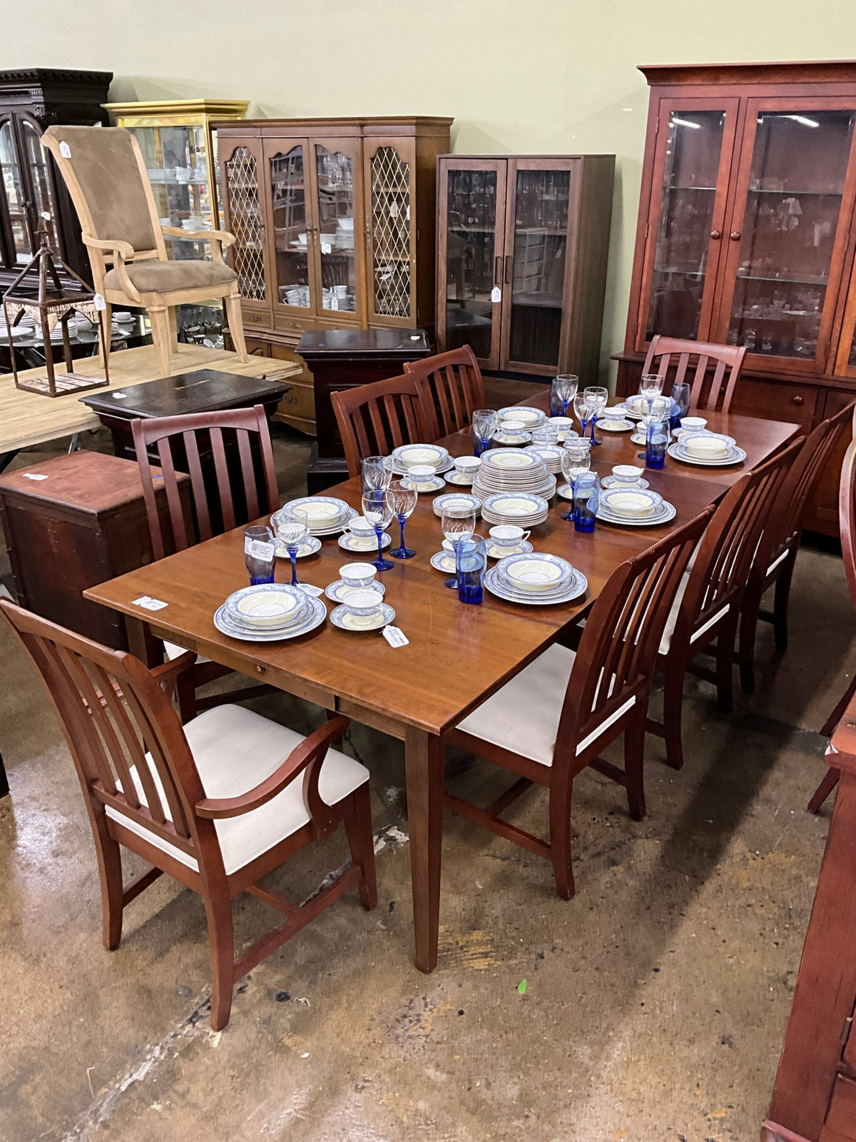 Kincaid Table w/ 2 Leaves & 8 Chairs