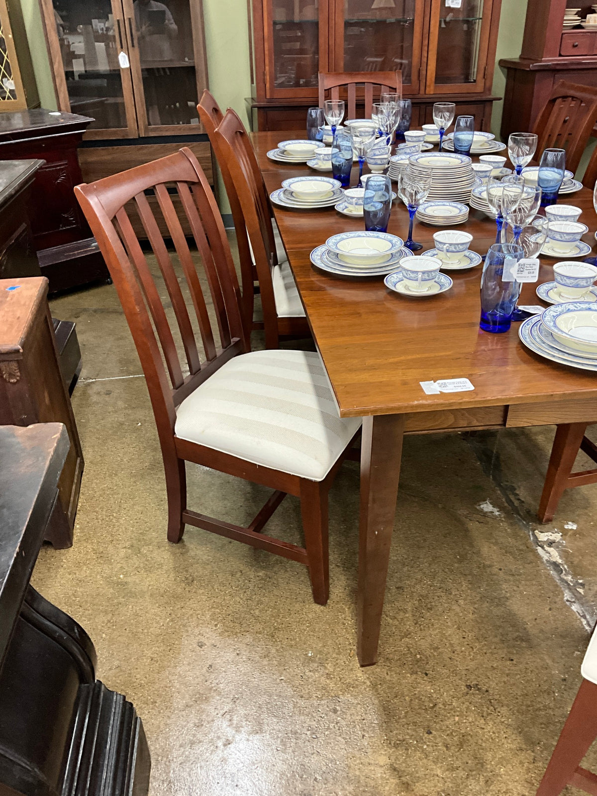 Kincaid Table w/ 2 Leaves & 8 Chairs