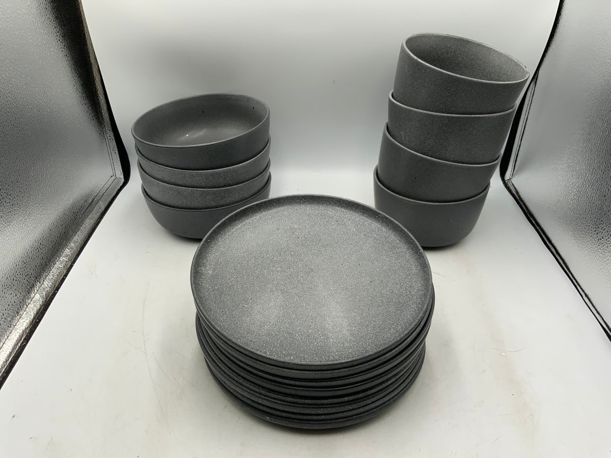 Our Table 16 pc Dish Set
