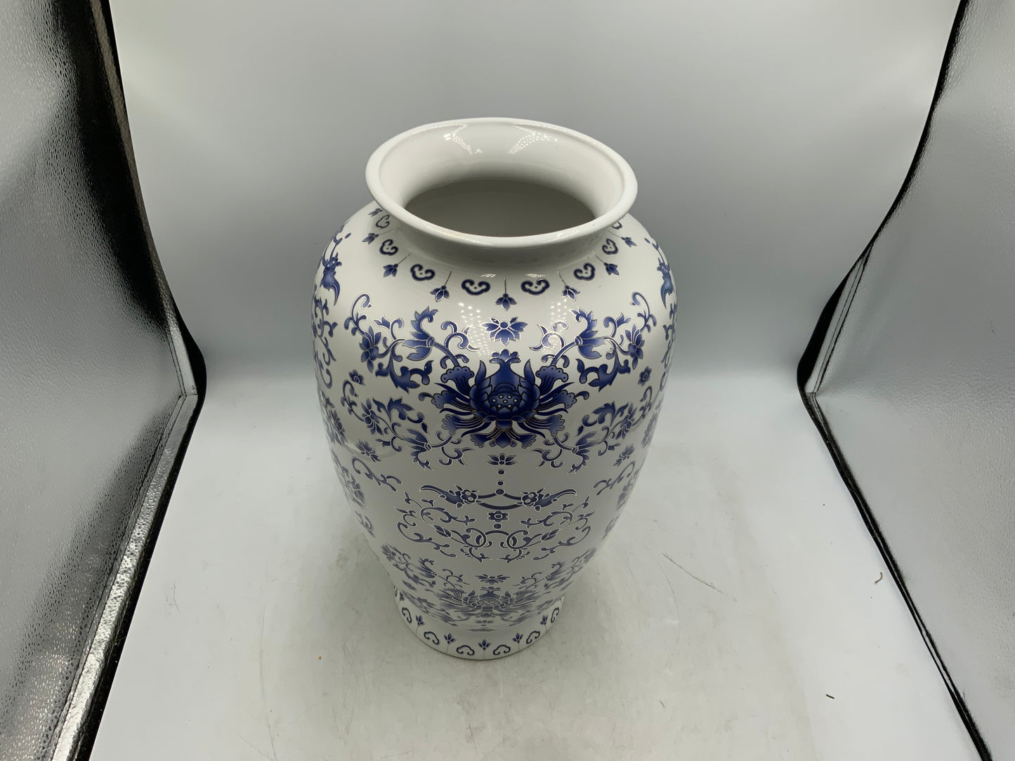 Md Blue / White Vase